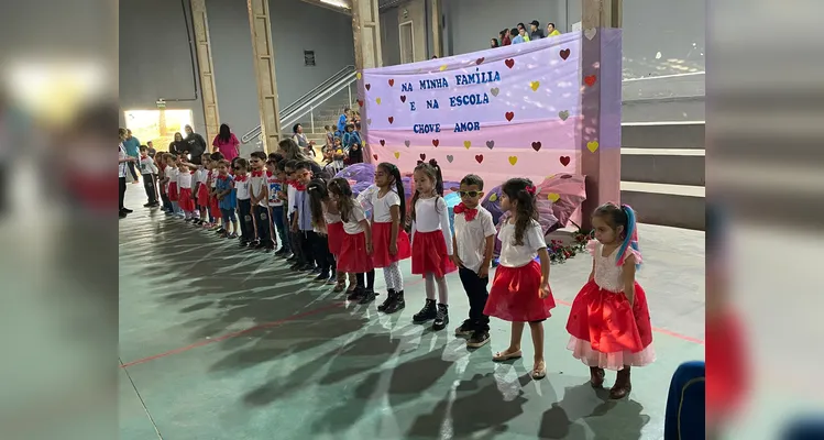 O evento teve participação de todas as turmas da escola e contou com grande adesão dos familiares.