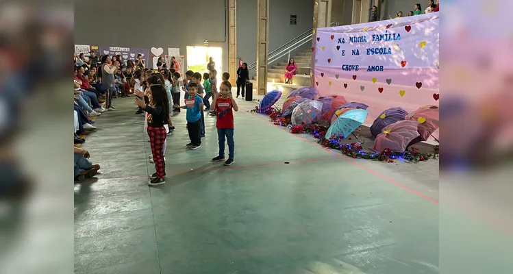 O evento teve participação de todas as turmas da escola e contou com grande adesão dos familiares.