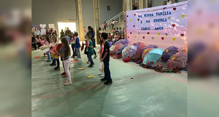 O evento teve participação de todas as turmas da escola e contou com grande adesão dos familiares.