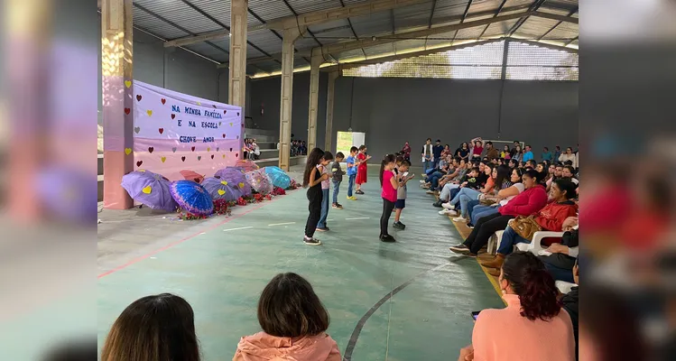 O evento teve participação de todas as turmas da escola e contou com grande adesão dos familiares.
