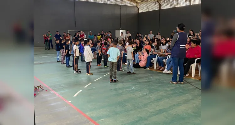 O evento teve participação de todas as turmas da escola e contou com grande adesão dos familiares.
