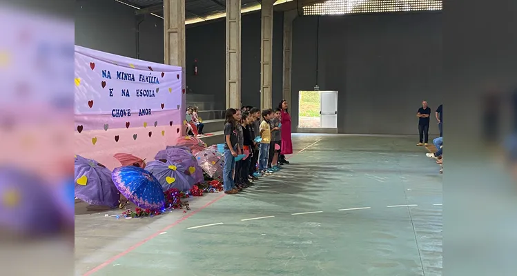 O evento teve participação de todas as turmas da escola e contou com grande adesão dos familiares.