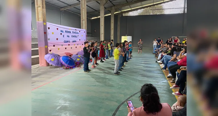 O evento teve participação de todas as turmas da escola e contou com grande adesão dos familiares.
