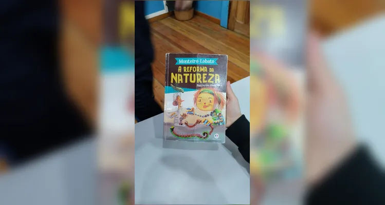 A proposta possibilitou que os alunos escolhessem livros na biblioteca e recriassem a sua maneira a capa de cada um deles.