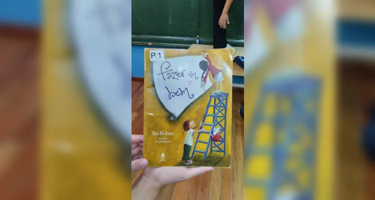 A proposta possibilitou que os alunos escolhessem livros na biblioteca e recriassem a sua maneira a capa de cada um deles.