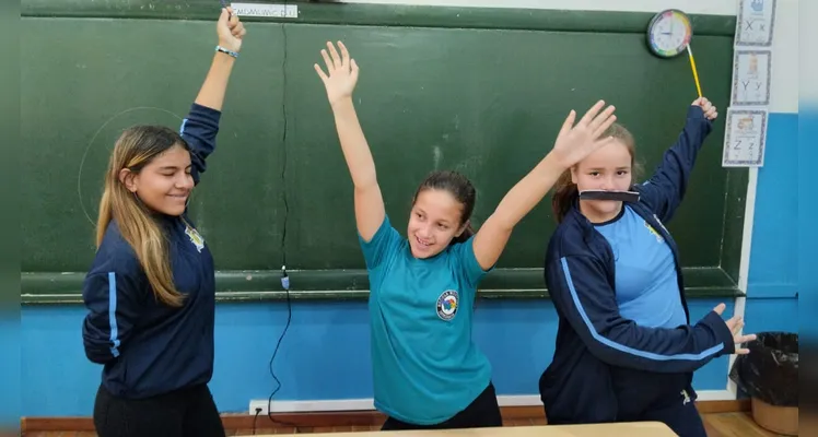 A proposta possibilitou que os alunos escolhessem livros na biblioteca e recriassem a sua maneira a capa de cada um deles.
