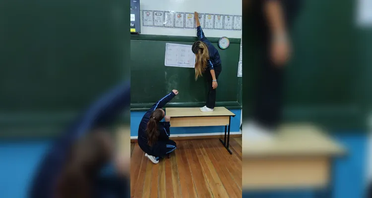 A proposta possibilitou que os alunos escolhessem livros na biblioteca e recriassem a sua maneira a capa de cada um deles.