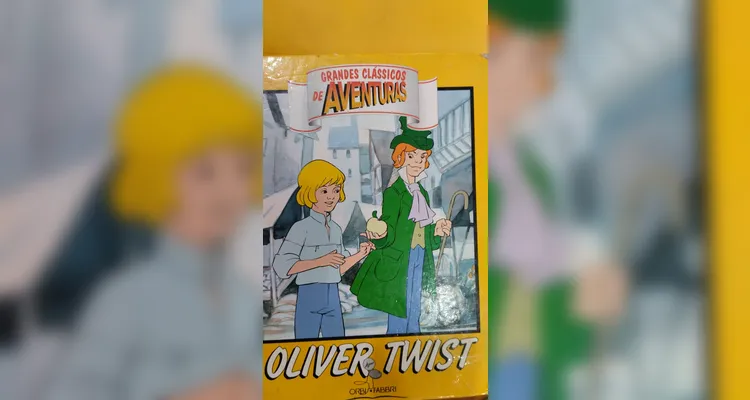 A proposta possibilitou que os alunos escolhessem livros na biblioteca e recriassem a sua maneira a capa de cada um deles.