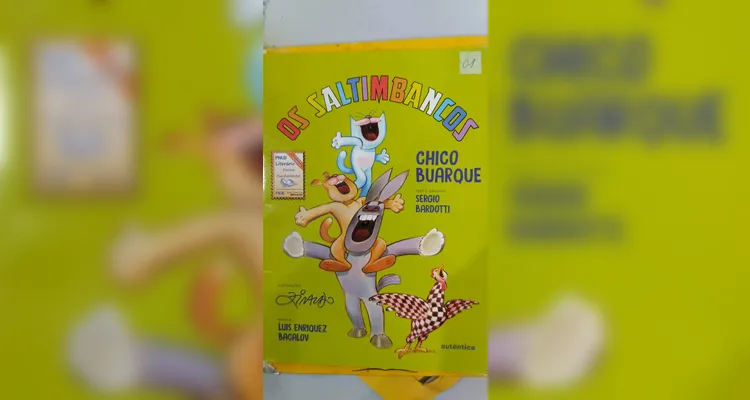 A proposta possibilitou que os alunos escolhessem livros na biblioteca e recriassem a sua maneira a capa de cada um deles.