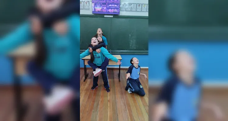 A proposta possibilitou que os alunos escolhessem livros na biblioteca e recriassem a sua maneira a capa de cada um deles.