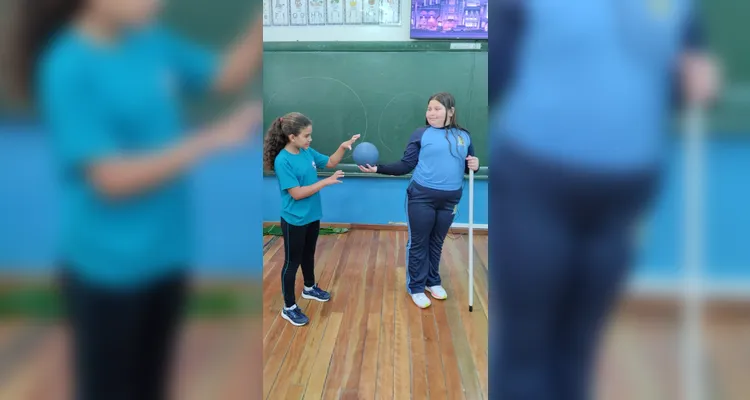 A proposta possibilitou que os alunos escolhessem livros na biblioteca e recriassem a sua maneira a capa de cada um deles.