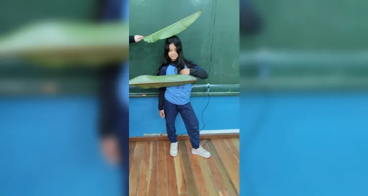 A proposta possibilitou que os alunos escolhessem livros na biblioteca e recriassem a sua maneira a capa de cada um deles.