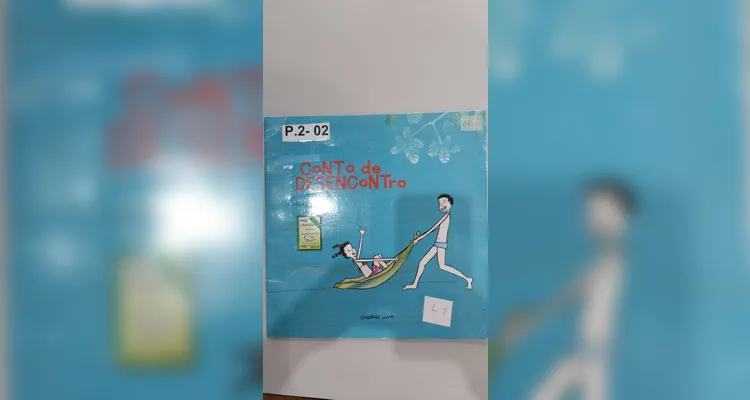 A proposta possibilitou que os alunos escolhessem livros na biblioteca e recriassem a sua maneira a capa de cada um deles.