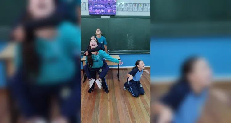 A proposta possibilitou que os alunos escolhessem livros na biblioteca e recriassem a sua maneira a capa de cada um deles.