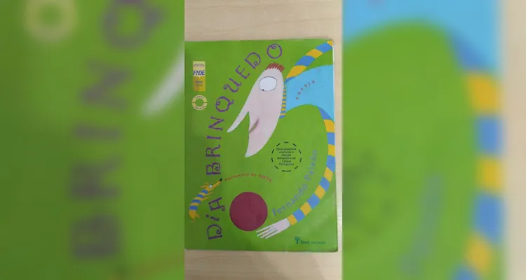 A proposta possibilitou que os alunos escolhessem livros na biblioteca e recriassem a sua maneira a capa de cada um deles.