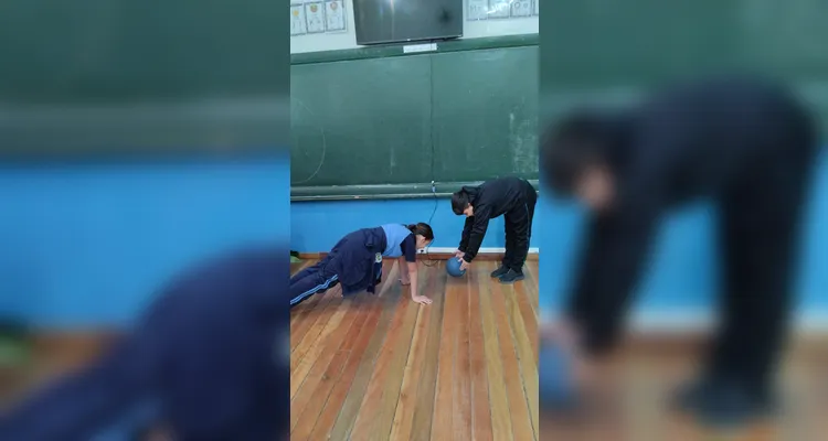 A proposta possibilitou que os alunos escolhessem livros na biblioteca e recriassem a sua maneira a capa de cada um deles.