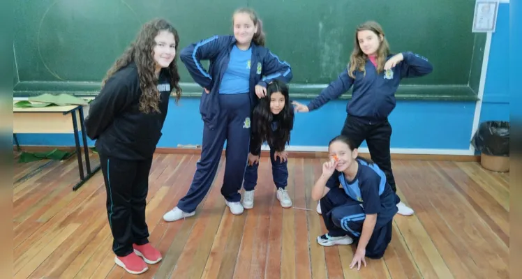 A proposta possibilitou que os alunos escolhessem livros na biblioteca e recriassem a sua maneira a capa de cada um deles.