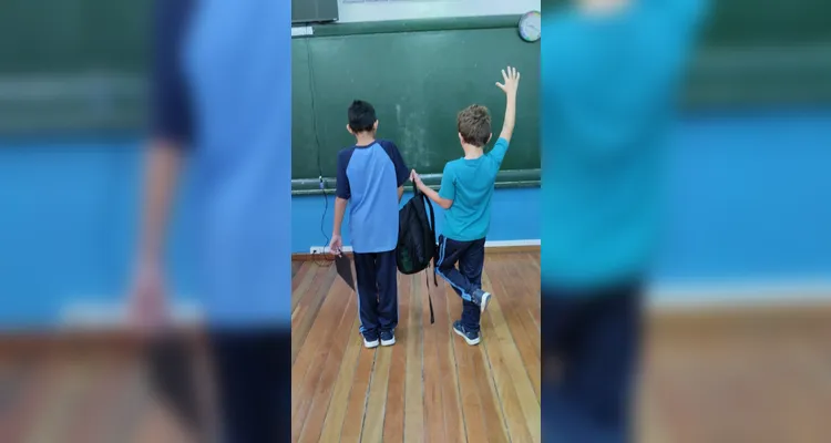 A proposta possibilitou que os alunos escolhessem livros na biblioteca e recriassem a sua maneira a capa de cada um deles.