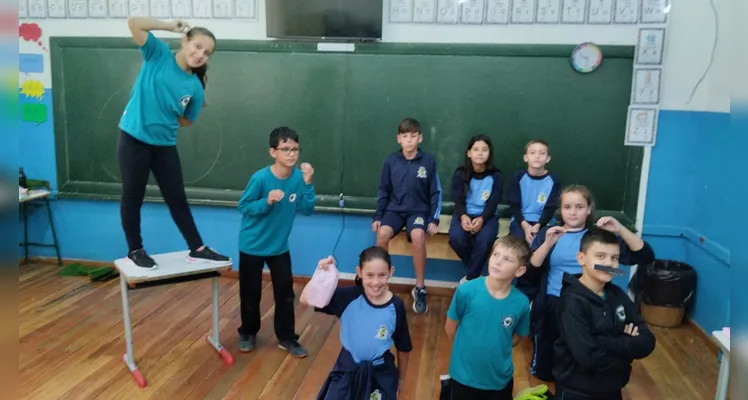 A proposta possibilitou que os alunos escolhessem livros na biblioteca e recriassem a sua maneira a capa de cada um deles.