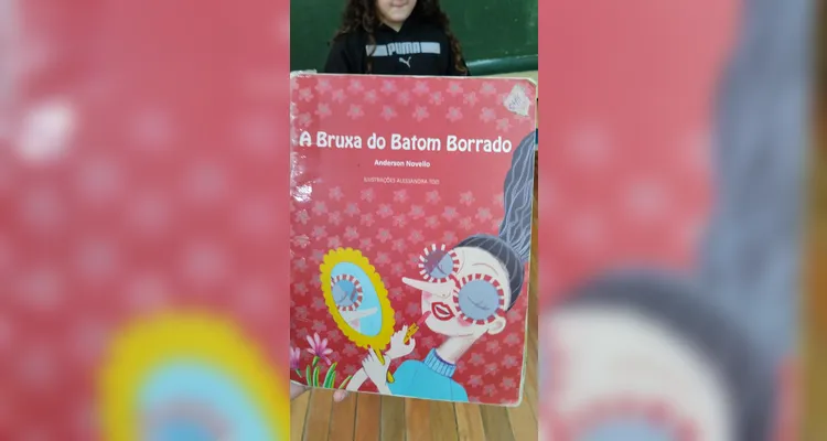 A proposta possibilitou que os alunos escolhessem livros na biblioteca e recriassem a sua maneira a capa de cada um deles.