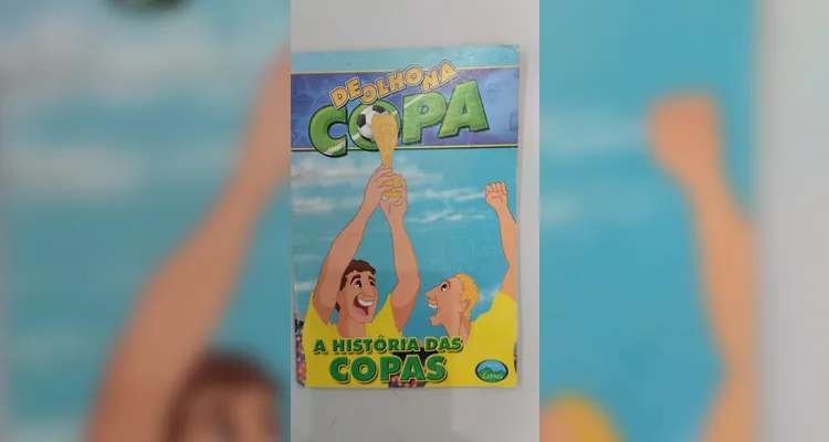 A proposta possibilitou que os alunos escolhessem livros na biblioteca e recriassem a sua maneira a capa de cada um deles.