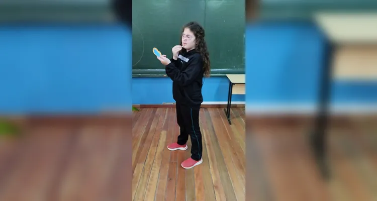 A proposta possibilitou que os alunos escolhessem livros na biblioteca e recriassem a sua maneira a capa de cada um deles.