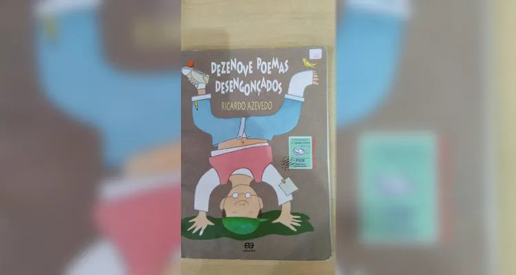 A proposta possibilitou que os alunos escolhessem livros na biblioteca e recriassem a sua maneira a capa de cada um deles.