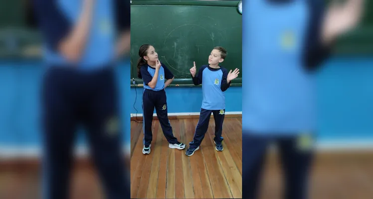 A proposta possibilitou que os alunos escolhessem livros na biblioteca e recriassem a sua maneira a capa de cada um deles.