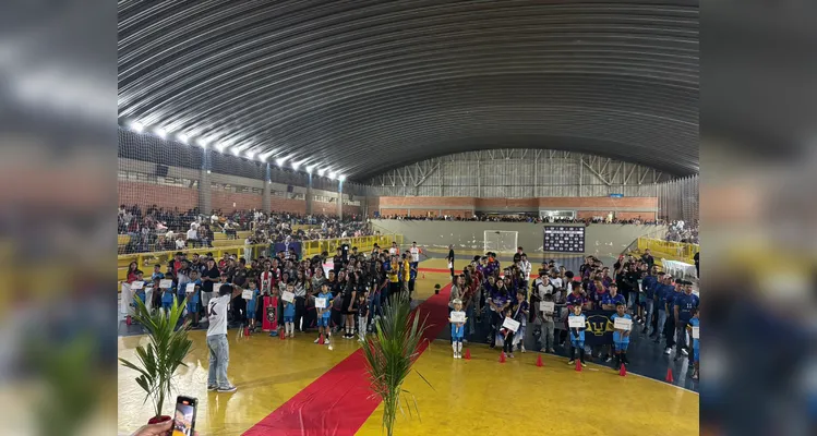 Durante a solenidade, todos os times participantes da competição entraram em quadra carregando suas bandeiras.