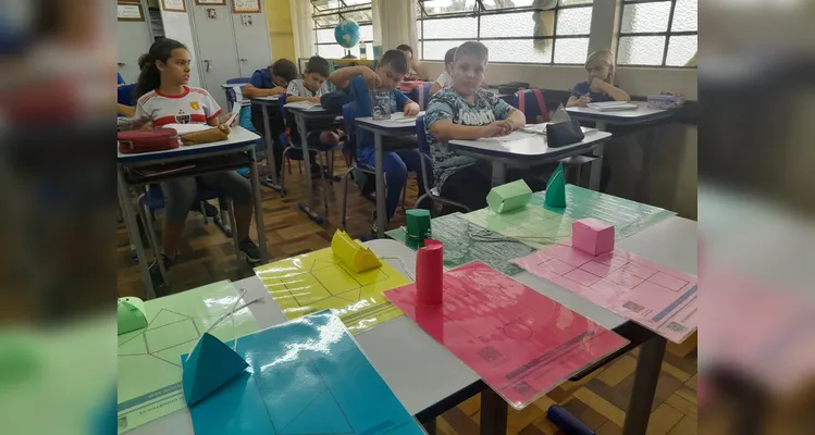 Os alunos realizaram observações, leituras do livro didático, montagens práticas de sólidos e criaram figuras tridimensionais com gomas e palitos.