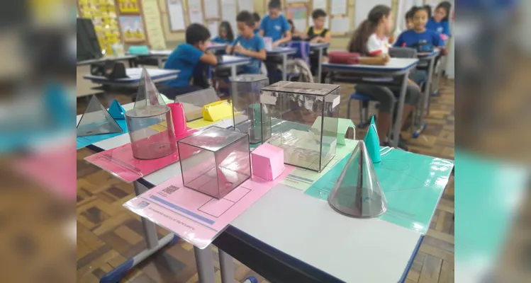 Os alunos realizaram observações, leituras do livro didático, montagens práticas de sólidos e criaram figuras tridimensionais com gomas e palitos.