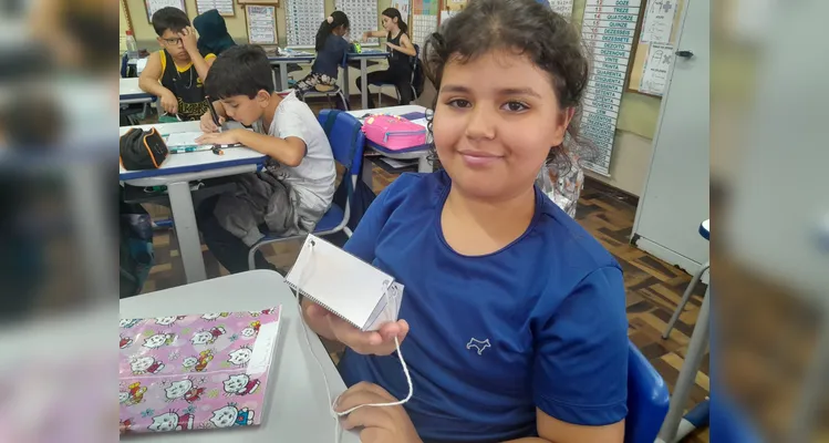 Os alunos realizaram observações, leituras do livro didático, montagens práticas de sólidos e criaram figuras tridimensionais com gomas e palitos.
