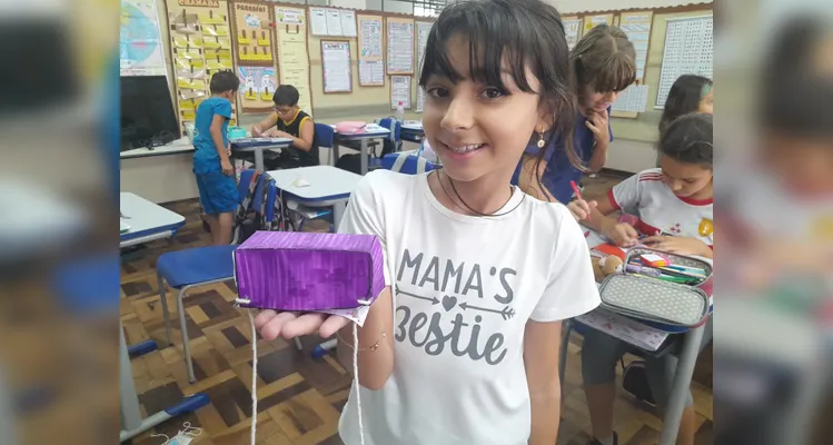 Os alunos realizaram observações, leituras do livro didático, montagens práticas de sólidos e criaram figuras tridimensionais com gomas e palitos.