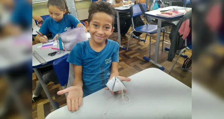 Os alunos realizaram observações, leituras do livro didático, montagens práticas de sólidos e criaram figuras tridimensionais com gomas e palitos.