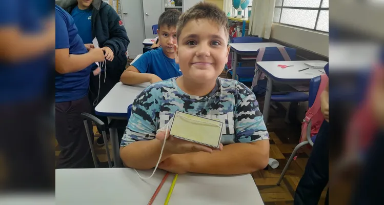 Os alunos realizaram observações, leituras do livro didático, montagens práticas de sólidos e criaram figuras tridimensionais com gomas e palitos.