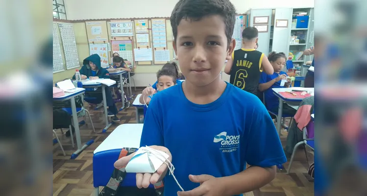 Os alunos realizaram observações, leituras do livro didático, montagens práticas de sólidos e criaram figuras tridimensionais com gomas e palitos.