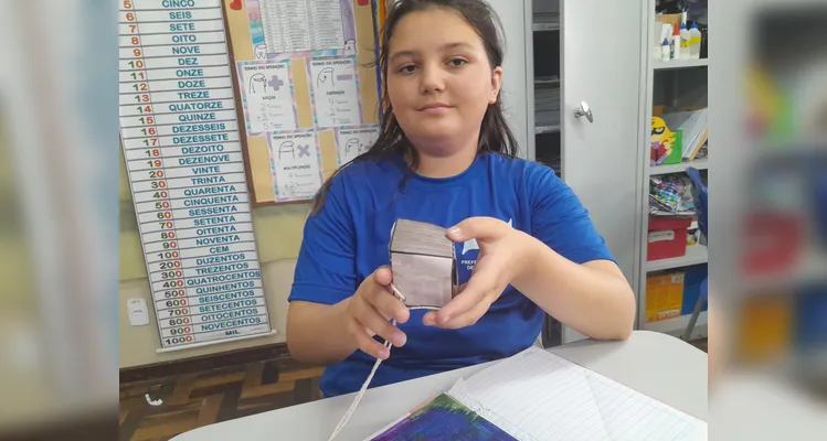 Os alunos realizaram observações, leituras do livro didático, montagens práticas de sólidos e criaram figuras tridimensionais com gomas e palitos.