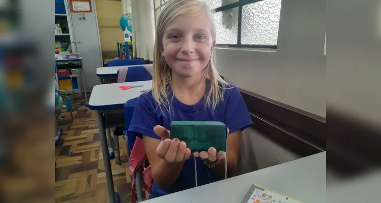Os alunos realizaram observações, leituras do livro didático, montagens práticas de sólidos e criaram figuras tridimensionais com gomas e palitos.