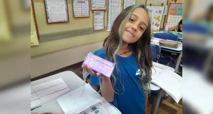 Os alunos realizaram observações, leituras do livro didático, montagens práticas de sólidos e criaram figuras tridimensionais com gomas e palitos.