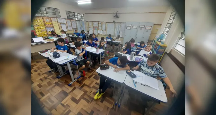 Os alunos realizaram observações, leituras do livro didático, montagens práticas de sólidos e criaram figuras tridimensionais com gomas e palitos.