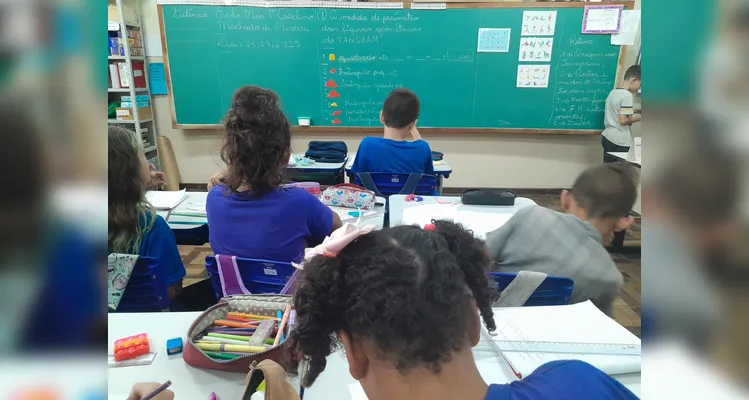 Os alunos realizaram observações, leituras do livro didático, montagens práticas de sólidos e criaram figuras tridimensionais com gomas e palitos.