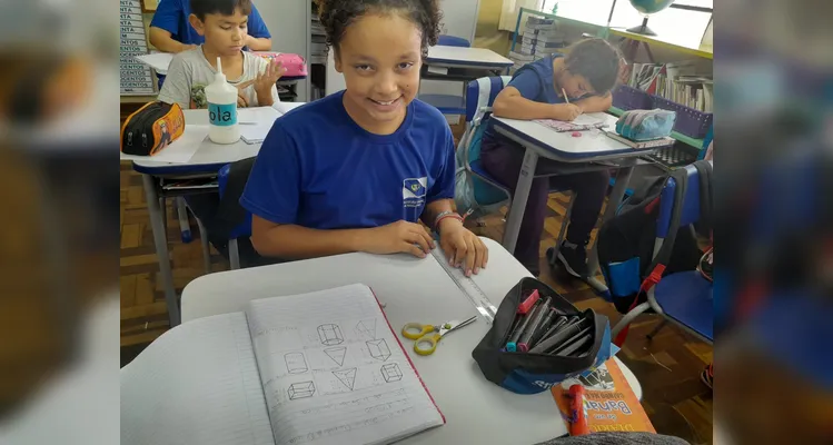 Os alunos realizaram observações, leituras do livro didático, montagens práticas de sólidos e criaram figuras tridimensionais com gomas e palitos.