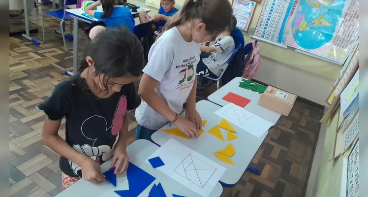 Os alunos realizaram observações, leituras do livro didático, montagens práticas de sólidos e criaram figuras tridimensionais com gomas e palitos.