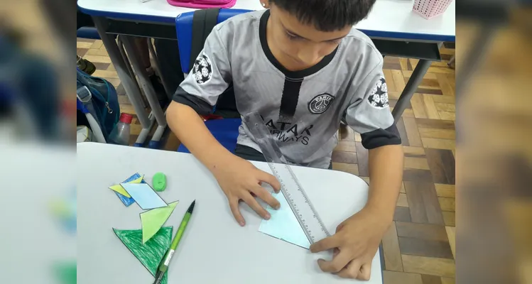 Os alunos realizaram observações, leituras do livro didático, montagens práticas de sólidos e criaram figuras tridimensionais com gomas e palitos.
