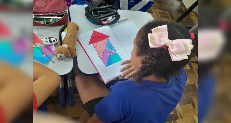 Os alunos realizaram observações, leituras do livro didático, montagens práticas de sólidos e criaram figuras tridimensionais com gomas e palitos.