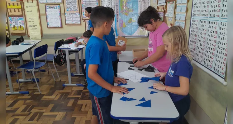 Os alunos realizaram observações, leituras do livro didático, montagens práticas de sólidos e criaram figuras tridimensionais com gomas e palitos.