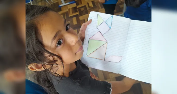 Os alunos realizaram observações, leituras do livro didático, montagens práticas de sólidos e criaram figuras tridimensionais com gomas e palitos.