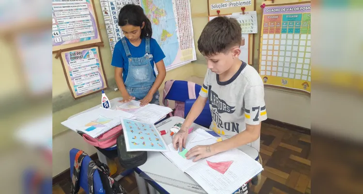 Os alunos realizaram observações, leituras do livro didático, montagens práticas de sólidos e criaram figuras tridimensionais com gomas e palitos.