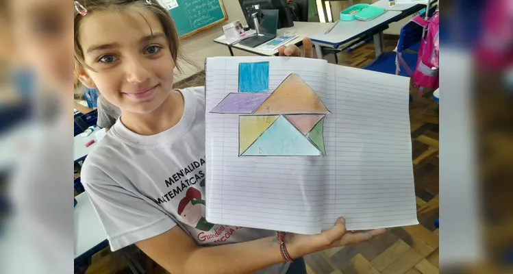 Os alunos realizaram observações, leituras do livro didático, montagens práticas de sólidos e criaram figuras tridimensionais com gomas e palitos.