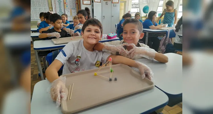 Os alunos realizaram observações, leituras do livro didático, montagens práticas de sólidos e criaram figuras tridimensionais com gomas e palitos.